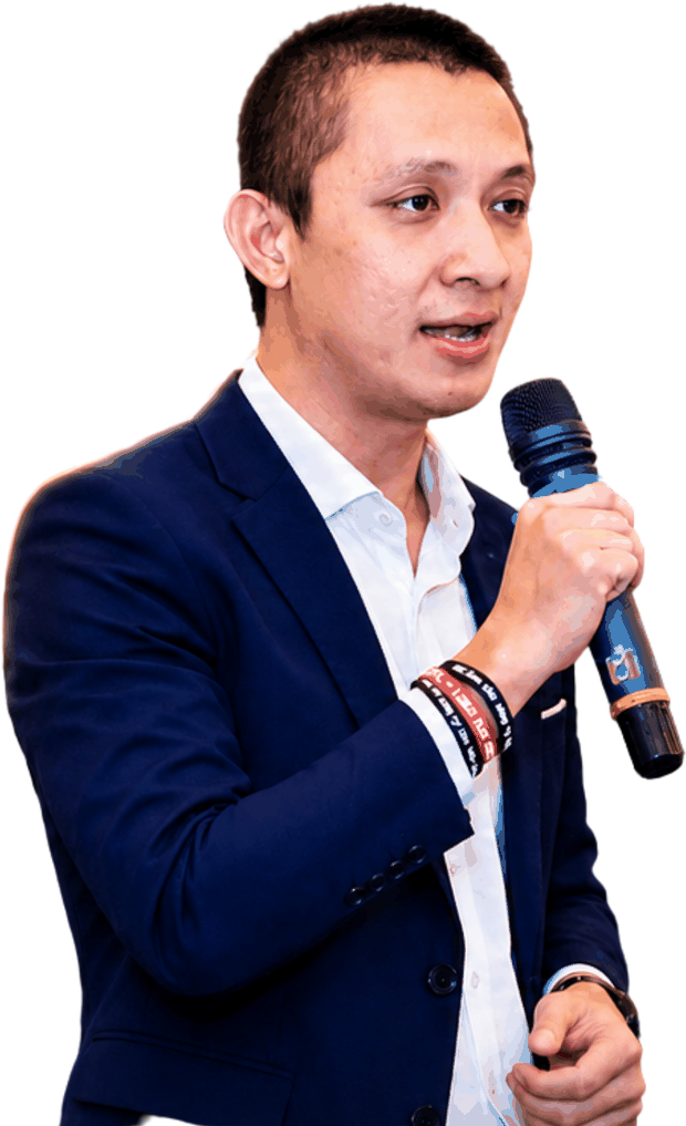 Thái Thượng Hoàng Huynh đang chia sẻ trên sân khấu - cố vấn tăng trưởng doanh nghiệp